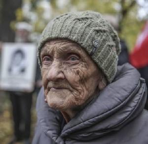 Латвия избавляется от русских стариков