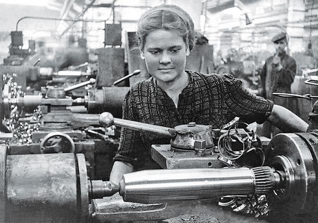 Советская женщина у токарного станка