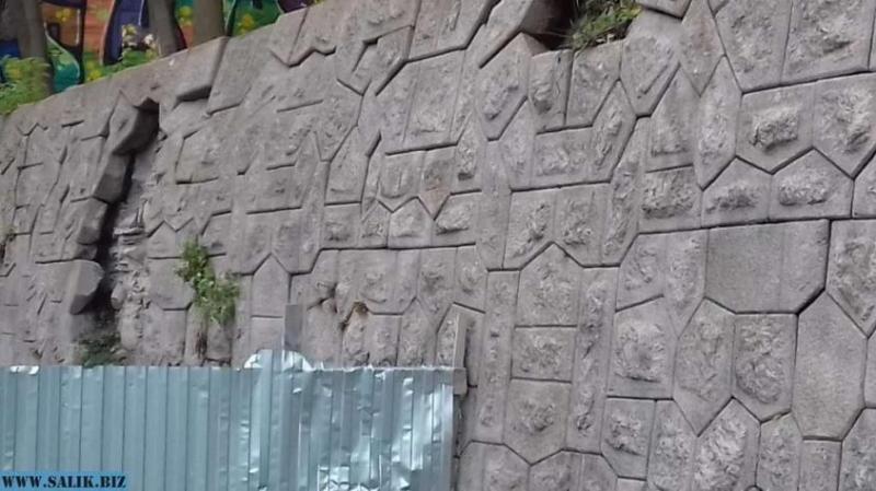 Под Петербургом на острове Котлин обнаружена загадочная стена с полигональной кладкой