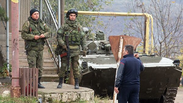 Российские военнослужащие из состава миротворческих сил в городе Лачин Российские военнослужащие из состава миротворческих сил в городе Лачин