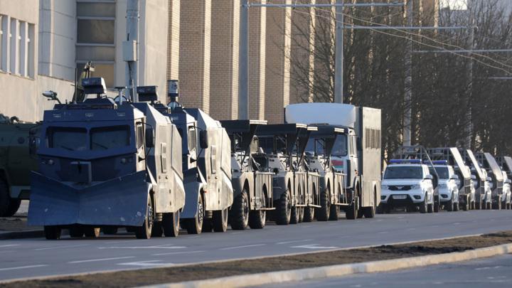 В Минск стягивают спецтехнику силовиков, замечены водомёты и машины с колючей проволокой