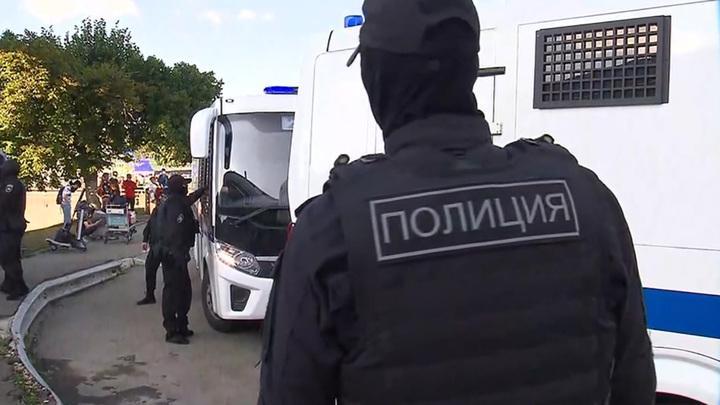 Иностранных мигрантов участников драки в Москве начали выдворять из России
