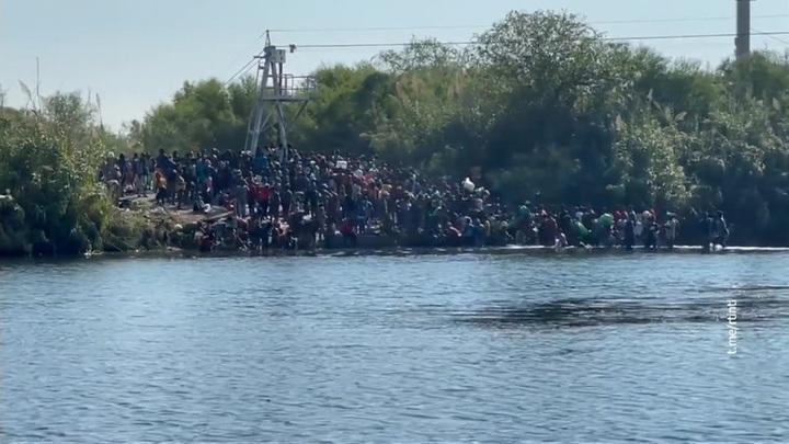 Губернатор Техаса просит Байдена ввести режим чрезвычайной ситуации из-за нелегальных мигрантов