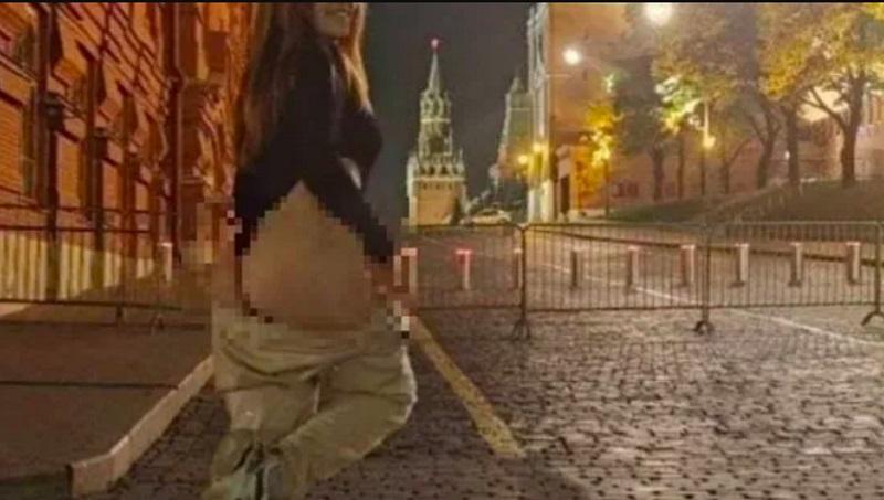 Оголённые девицы у мавзолея. С юмором о происходящем