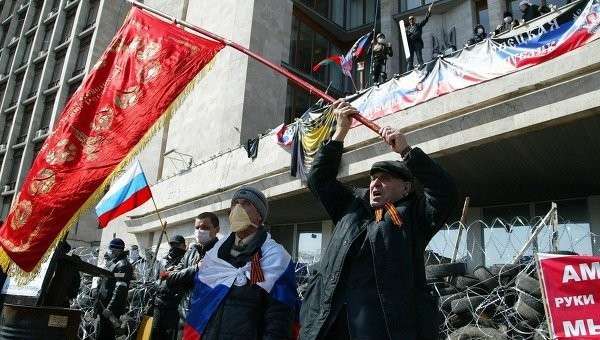 Митингующие у здания областной администрации в Донецке Митингующие у здания областной администрации в Донецке