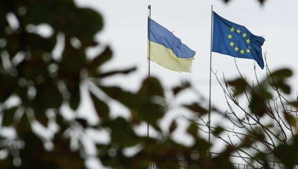 Флаги Украины и Европейского союза на одной из улиц Киева Флаги Украины и Европейского союза на одной из улиц Киева