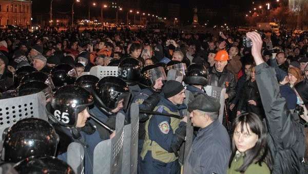 Милиция блокирует митингующих в Харькове. 7 апреля 2014 Милиция блокирует митингующих в Харькове. 7 апреля 2014