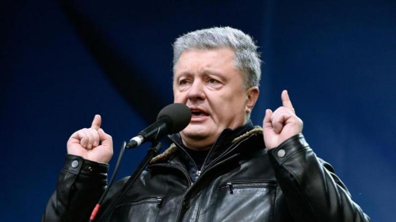 Зеленский наложил арест на все имущество экс-президента Украины Порошенко