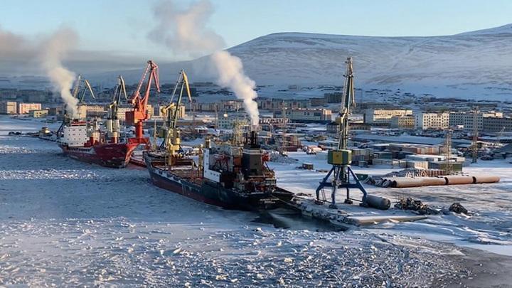 Самый мощный в мире ледокол «Арктика» повел караван судов из Чукотки в Архангельск