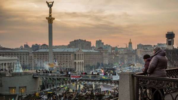 Киевляне на площади Независимости в Киеве. Архивное фото Киевляне на площади Независимости в Киеве. Архивное фото