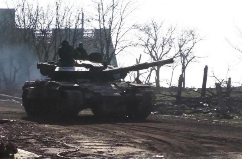 Тактика танков ВС РФ в Мариуполе даёт возможность пехоте уходить от огня противника