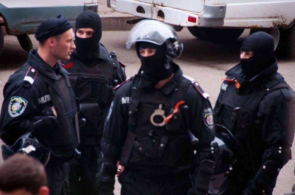 Днепропетровская милиция надела георгиевские ленточки. Вот тут и началась истерика