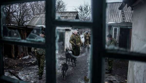 Ополченцы Донецкой народной республики патрулируют территорую возле города Дебальцево Ополченцы Донецкой народной республики патрулируют территорую возле города Дебальцево
