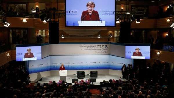 Канцлер Германии Ангела Меркель выступает на конференции по безопасности в Мюнхене Канцлер Германии Ангела Меркель выступает на конференции по безопасности в Мюнхене