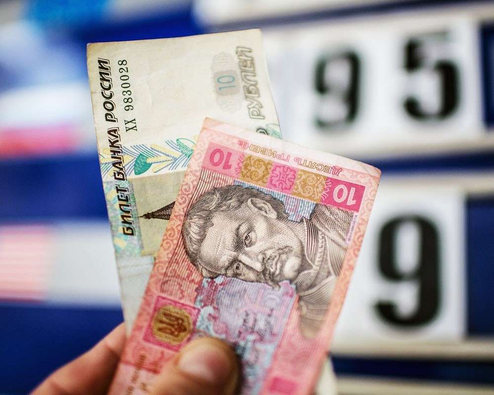 В чём разница между упавшим рублём и упавшей гривной