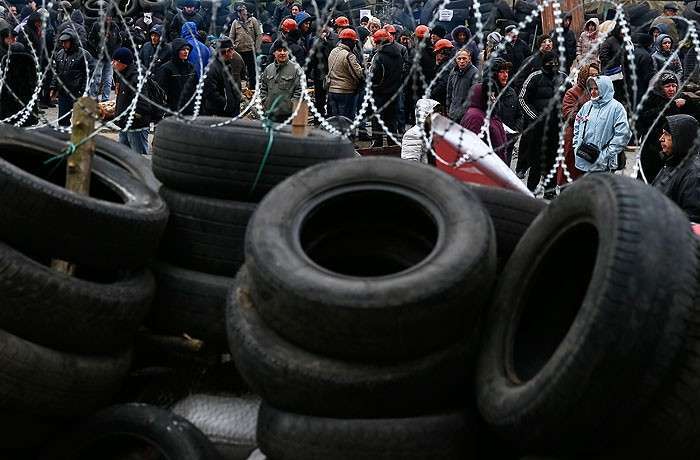 Демонстранты возле здания областного правительства в Донецке.