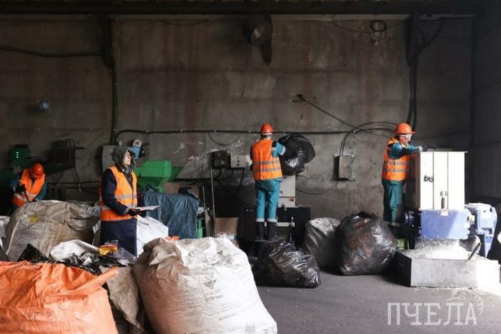 Мусор – в дело: как в Челябинске из пластиковых бутылок делают плитку, люки и скамейки