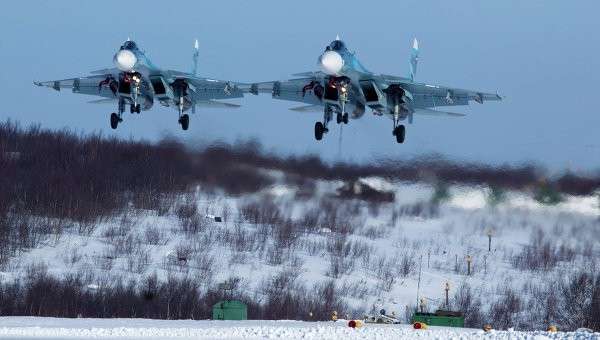 Пара истребетелей Су-33 279 морской авиации Северного флота садится на аэродром Североморск-3. Архивное фото Пара истребетелей Су-33 279 морской авиации Северного флота садится на аэродром Североморск-3. Архивное фото