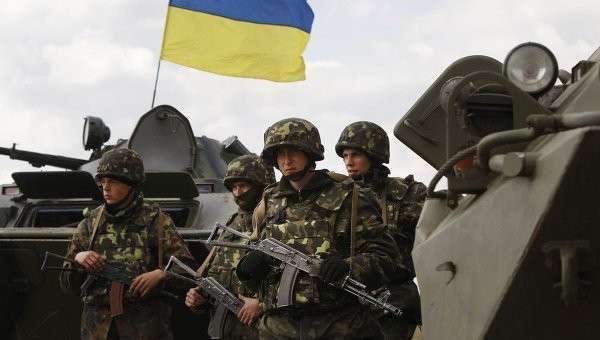 Бойцы Украинской армии возле города Изюм на востоке Украины Бойцы Украинской армии возле города Изюм на востоке Украины