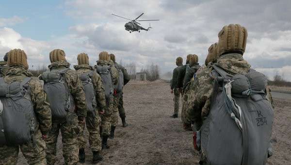 Украинские военные во время учений на полигоне возле Житомира, Украина. Архивное фото Украинские военные во время учений на полигоне возле Житомира, Украина. Архивное фото