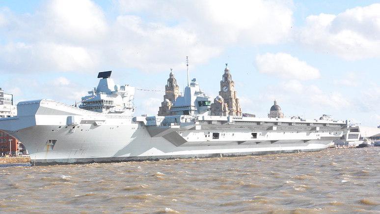 Times: очередное унижение для Королевского флота – британский авианосец не смог в срок покинуть порт для участия в учениях НАТО
