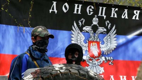 Сторонники федерализации Украины на фоне флага Донецкой республики Сторонники федерализации Украины на фоне флага Донецкой республики
