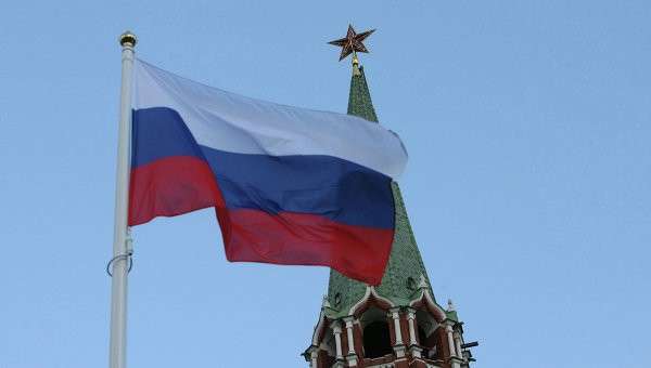 Российский государственный флаг на фоне кремлевской башни Российский государственный флаг на фоне кремлевской башни