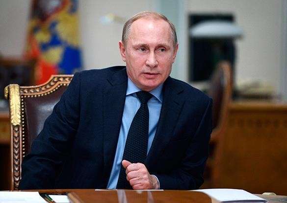 ИноСМИ: Путин не позволил Западу разорить Россию. Владимир Путин за столом ИноСМИ: Путин не позволил Западу разорить Россию. Владимир Путин за столом