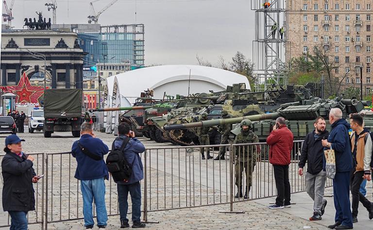 На фото: подготовка к открытию выставки трофейной военной техники на Поклонной горе
