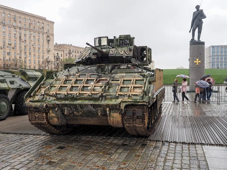 На фото: боевая машина пехоты США M2 Брэдли (M2 Bradley)