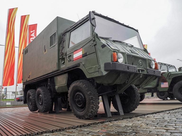 На фото: Пинцгауэр (Pinzgauer) – вездеход, созданный австрийской компанией Steyr-Daimler-Puch, по заказу швейцарской армии