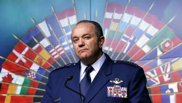 Главнокомандующий силами НАТО в Европе генерал Филип Бридлав Главнокомандующий силами НАТО в Европе генерал Филип Бридлав