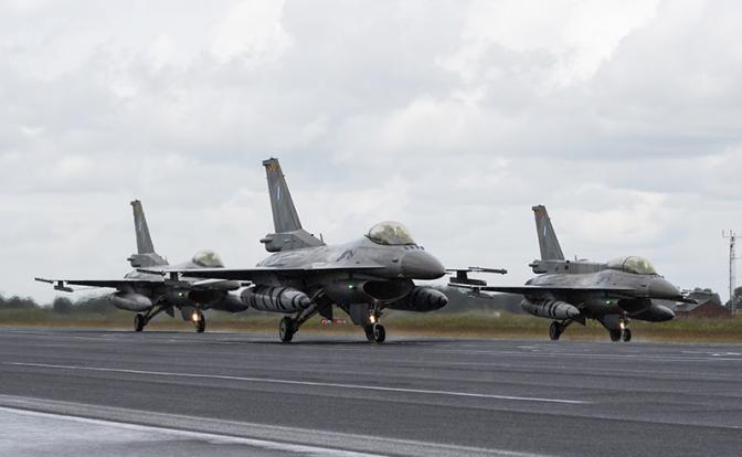  :      F-16   