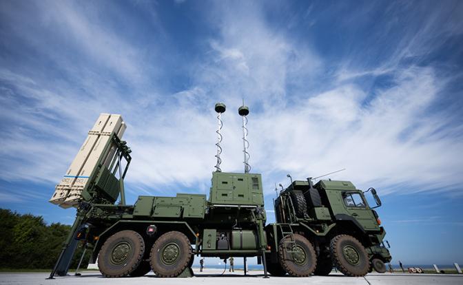     : IRIS-T  ,  PzH 2000  