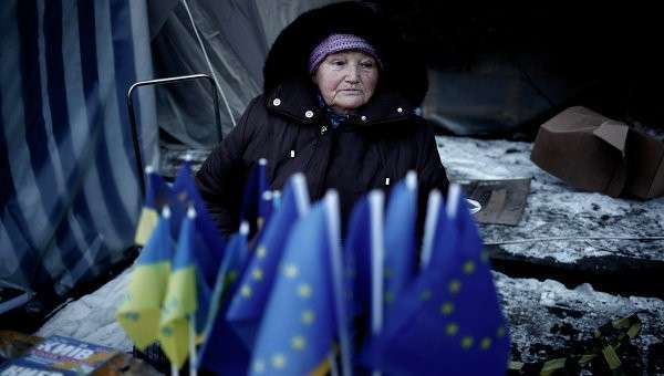 Продажа флажков Евросоюза и Украины в Киеве, Украина. Архивное фото. Продажа флажков Евросоюза и Украины в Киеве, Украина. Архивное фото.