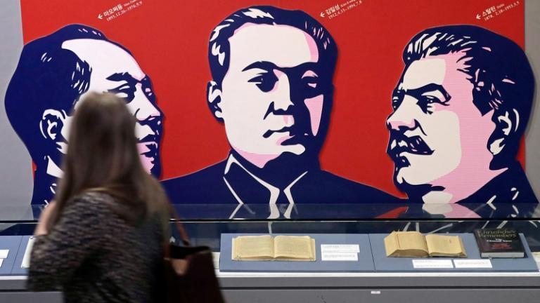 На фото: баннер с изображением лидеров Мао Цзэдуна, Ким Ир Сена и Иосифа Сталина (слева направо).