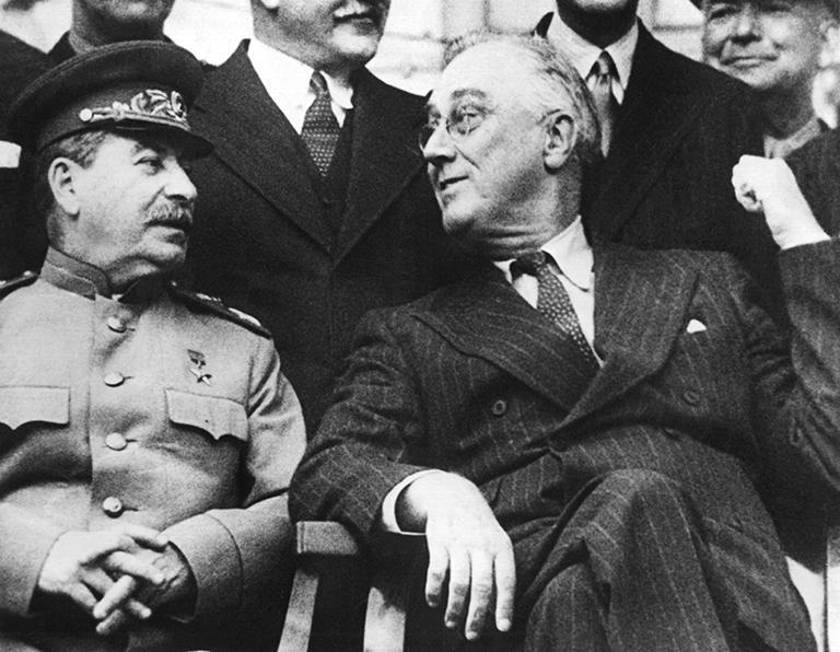На фото: глава СССР Иосиф Сталин (Josef Stalin) и президент США Франклин Д. Рузвельт (Franklin D. Roosevelt) во время конференции, 1945 год.