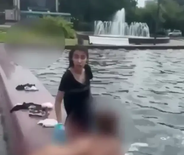 «У нас в кишлаке все так моются» – она нырнула в фонтан и начала намыливать волосы, посылая всех
