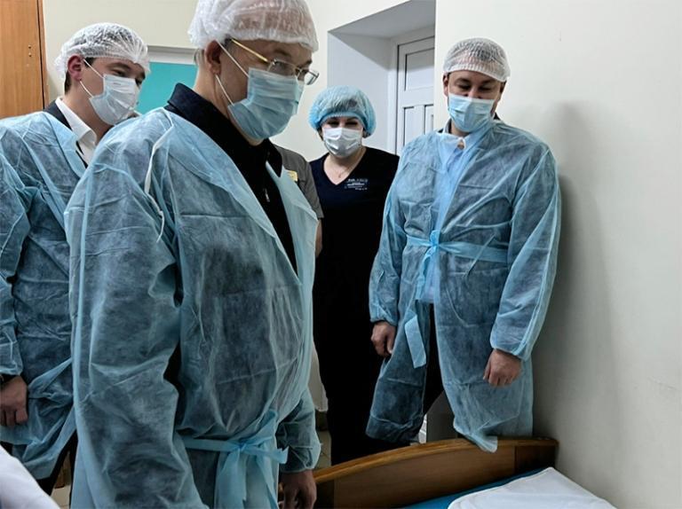 На фото: Андрей Назаров навестил пострадавших в больнице.