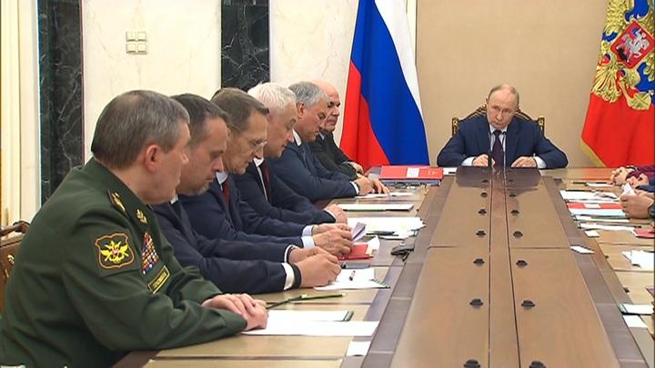 Владимир Путин поручил изучить целесообразность ядерных испытаний