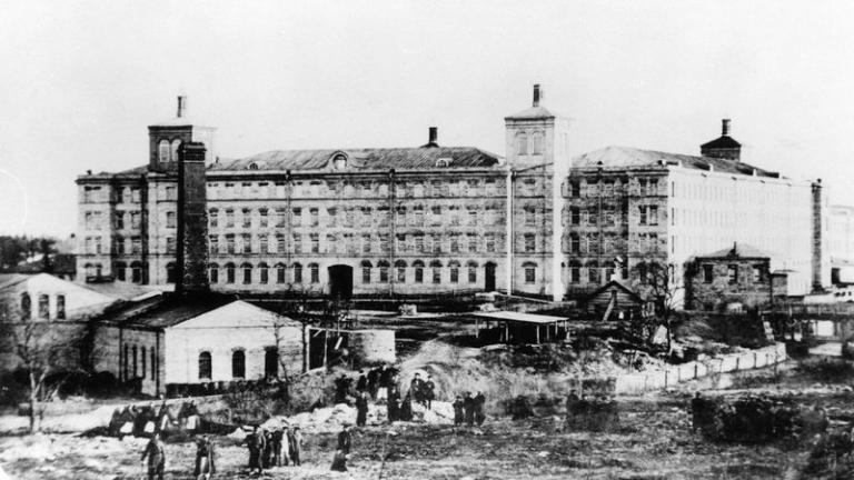 На фото: первой фабрикой Кнопа была хлопкопрядильная фабрика, построенная в 1857 году на острове Крэнхольм недалеко от Нарвы (современная Эстония).На фото: