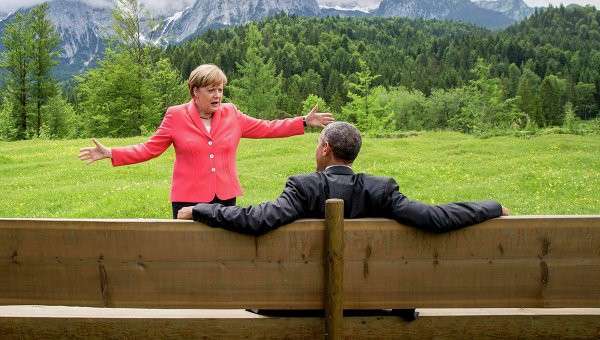 Барак Обама и Ангела Меркель во время саммита G7 в окрестностях замка Эльмау в Баварии Барак Обама и Ангела Меркель во время саммита G7 в окрестностях замка Эльмау в Баварии