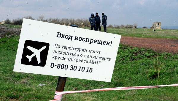 Табличка на месте крушения малайзийского самолета Boeing, выполнявшего рейс MH17 Амстердам — Куала-Лумпур. Табличка на месте крушения малайзийского самолета Boeing, выполнявшего рейс MH17 Амстердам — Куала-Лумпур.