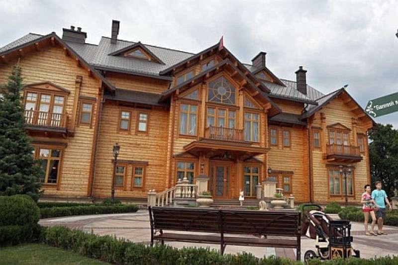 Законный владелец «Межигорья» выгнал из резиденции бомжей майдана и ветеранов АТО