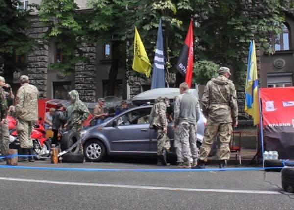 «Право-еврейский сектор» поставил палатки в центре Киева