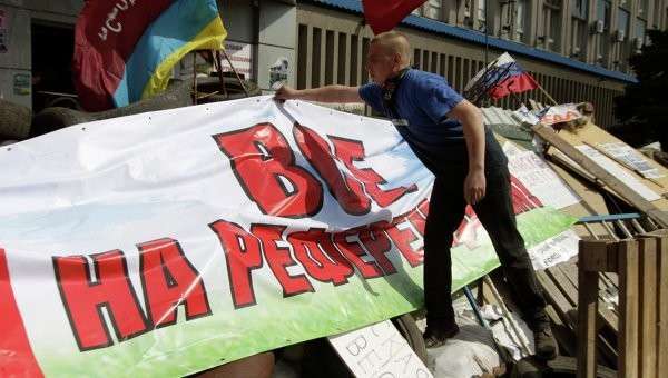 Плакат Все на референдум возле здания СБУ в Луганске Плакат Все на референдум возле здания СБУ в Луганске