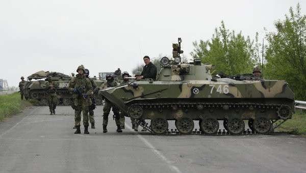 Украинские военные на дороге между Краматорском и Славянском. Архивное фото Украинские военные на дороге между Краматорском и Славянском. Архивное фото