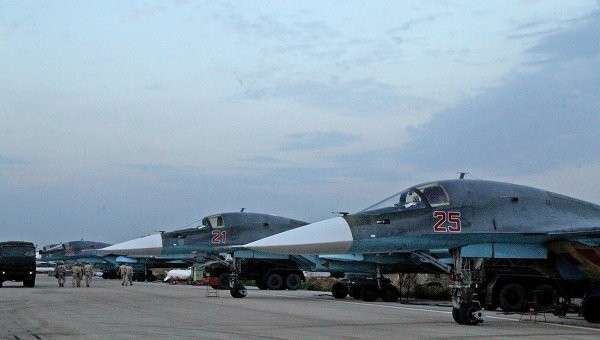 Российские самолеты Су на аэродроме около Латакии Российские самолеты Су на аэродроме около Латакии