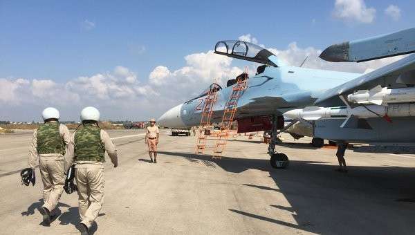 Российские летчики готовятся к полету на истребителе СУ-30СМ на авиабазе Хмеймим в Сирии Российские летчики готовятся к полету на истребителе СУ-30СМ на авиабазе Хмеймим в Сирии