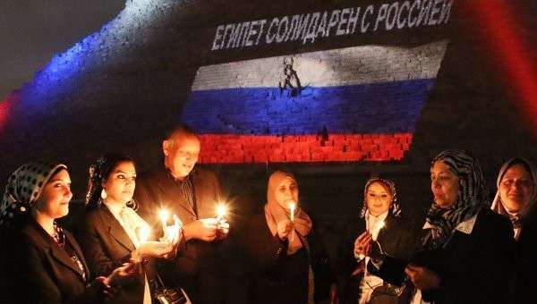 Акция памяти жертв крушения российского А321 и парижских терактов Акция памяти жертв крушения российского А321 и парижских терактов
